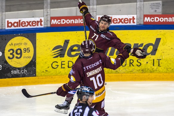 L&#039;attaquant genevois Deniss Smirnovs, gauche, et l&#039;attaquant genevois Tanner Richard, droite, laissent eclater leurs joie, lors du match du championnat suisse de hockey sur glace de National ...