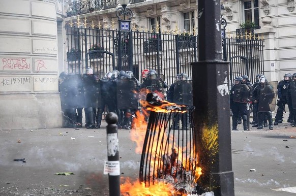 Brennende Mülleimer – so sieht's aus, wenn die&nbsp;Revolutionäre Jugend Gruppe protestiert.