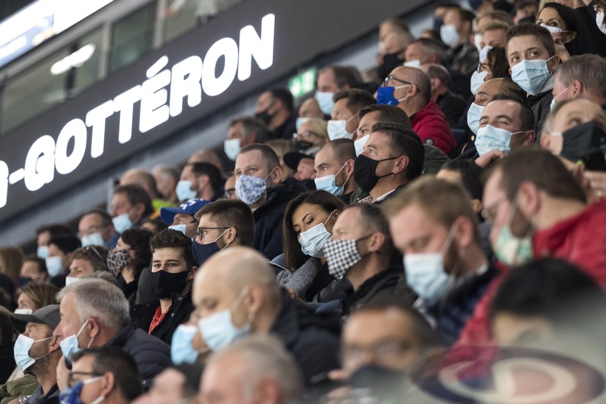 Tous les spectateurs portent un masque lors du match du championnat suisse de hockey sur glace de National League, NL, entre HC Fribourg-Gotteron, HCFG, et SC Rapperswil-Jona Lakers, ce jeudi, 1 octob ...