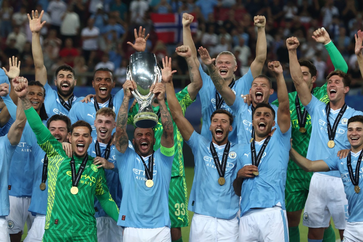 epa10803525 Manchester City players celebrate with the trophy after winning the UEFA Super Cup soccer match between Manchester City and Sevilla FC at Karaiskakis Stadium in Piraeus, Greece, 16 August  ...