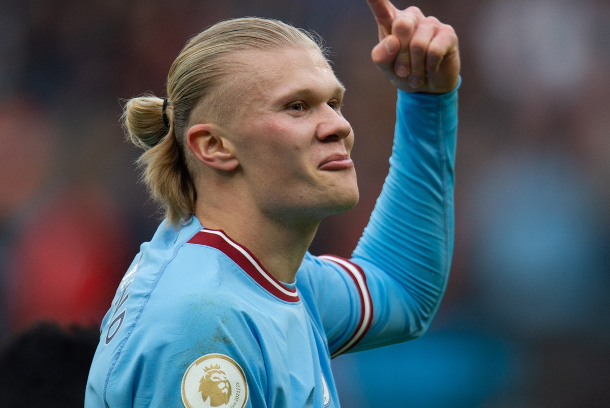 epa10423031 Manchester City's Erling Haaland celebrates after scoring the first goal during the English Premier League soccer match between Manchester City and Wolverhampton Wanderers at the Etih ...