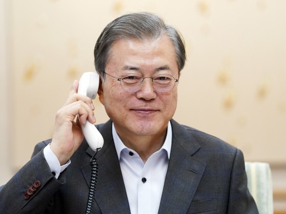 US-Präsident Donald Trump hofft weiter auf einen Dialog über das Atomwaffenprogramm Nordkoreas. Er hat sich am Samstag telefonisch mit Südkoreas Präsident Moon Jae In (Bild) unterhalten. EPA/YONHAP SO ...