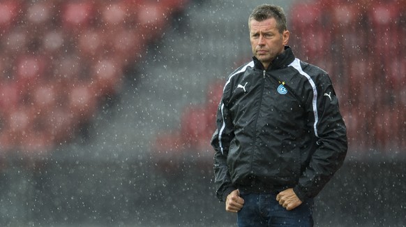 Skibbe gegen Vaduz: ein Trainer im Regen.