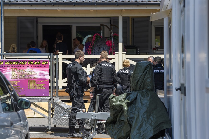 Des policiers attendent devant le chalet ou un forain s&#039;est retranche avec sa famille pour eviter l&#039;evacuation. Le chalet qu&#039;il a construit illegalement, suite a une decision du Tribuna ...