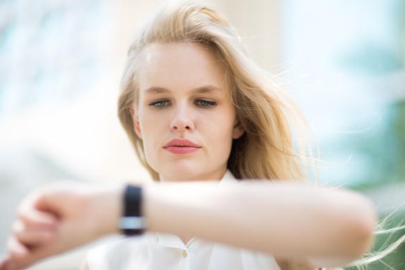Der Blick auf die Uhr ist beim Intervalfasten zentral.