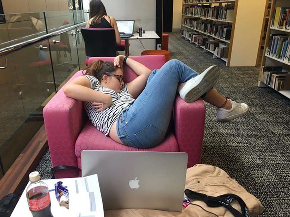 photoshop battle schlafende studentin http://www.boredpanda.com/girl-falls-asleep-chair-university-library-photoshop-battle/?page_numb=1