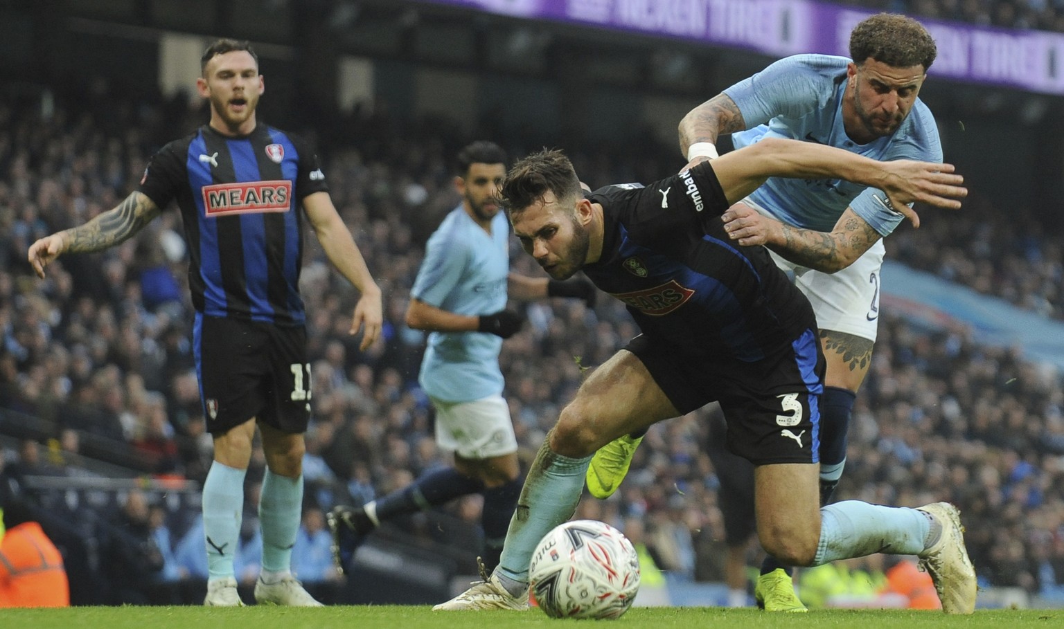 Manchester City&#039;s Kyle Walker, right, vies for the ball with Rotherham&#039;s Joe Mattock during the English FA Cup third round soccer match between Manchester City and Rotherham United at Etihad ...