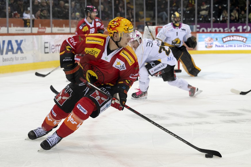 Berns PostFinance Topscorer Dominik Kahun kaempft um den Puck, beim Eishockey Meisterschaftsspiel der National League zwischen dem SC Bern und dem HC Ajoie, am Freitag, 3. November 2023, in der PostFi ...