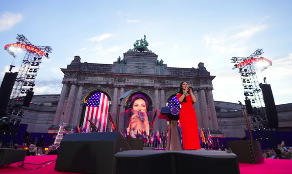 Erst beim zweiten Versuch klappte es: Alexis Wilkins singt die Nationalhymne bei der US-Party in Brüssel. (28. Juni 2026)
