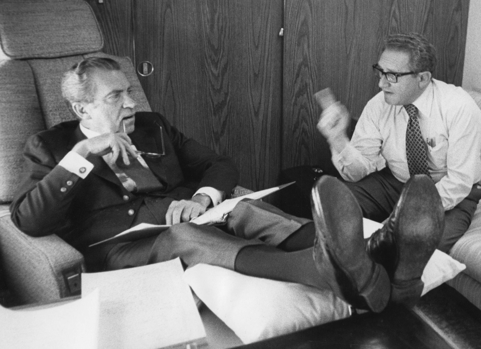 Präsident Richard Nixon (li.) und Außenminister Henry Kissinger (beide USA) - PUBLICATIONxINxGERxSUIxAUTxHUNxONLY (ARKHAK19740703029)