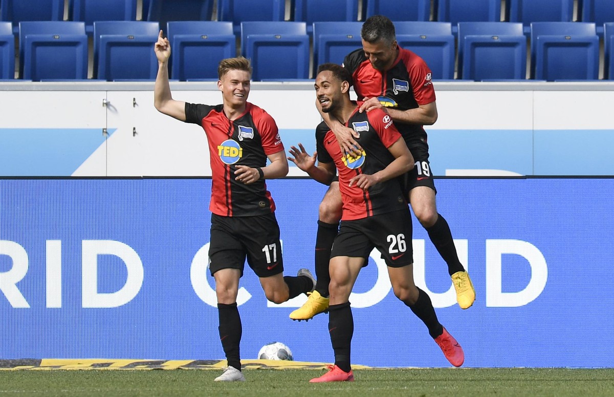 Hertha's Brazilian forward Cunha Matheus, center, is congratulated by Bosnian-Herzegovinian forward Vedad Ibisevic, right, and German defender Maximilian Mittelstaedt after he scored his team ...