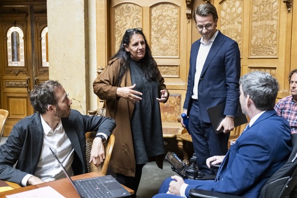 Benoit Gaillard, SP-VD, Jacqueline Badran, SP-ZH, Andri Silberschmidt, FDP-ZH, und Philipp Kutter, Mitte-ZH, von links, diskutieren waehrend der Debatte um die Initiative &quot;200 Franken sind genug& ...