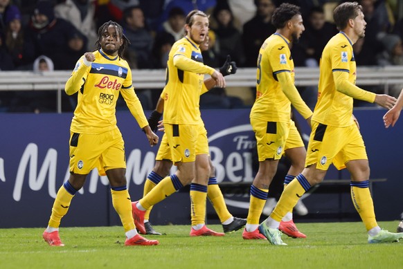 epa11737347 Atalanta&#039;s Ademola Lookman jubilates with his teammates after scoring during the Italian Serie A soccer match Parma Calcio vs Atalanta BC at Ennio Tardini stadium in Parma, Italy, 23  ...