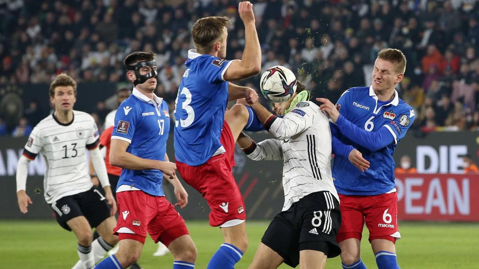 Liechtensteins Hofer trifft Goretzka mit offener Sohle am Hals.