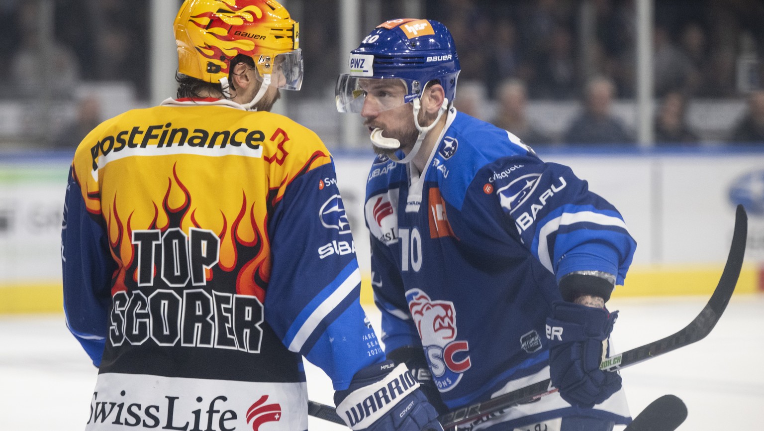 Zuerichs PostFinance Top Scorer Denis Malgin, links, spricht mit Sven Andrighetto im vierten Eishockey Playoff-Finalspiel der National League zwischen den ZSC Lions und dem EV Zug am Montag, 25. April ...