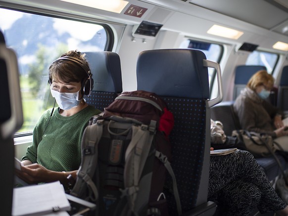 Menschen mit Schutzmasken im Zug der SBB zwischen Sargans und Z