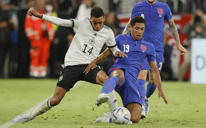 epa10000963 England's Jude Bellingham (R) in action against Germany's Jamal Musiala (L) during the UEFA Nations League soccer match between Germany and England in Munich, Germany, 07 June 2022. EPA/Ro ...