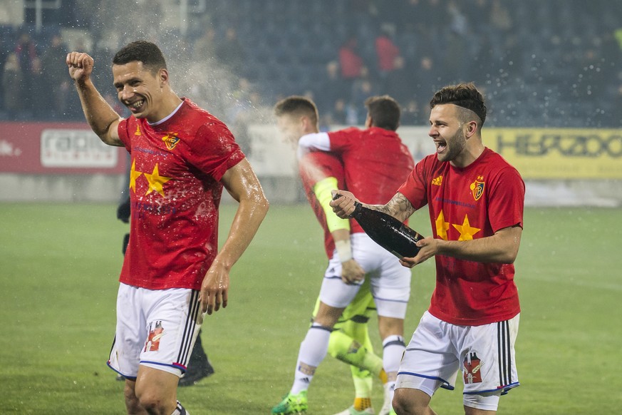 Die Spieler des FC Basel mit Basels Marek Suchy und Basels Renato Steffen, von links, jubeln nach dem Fussball Meisterschaftsspiel der Super League zwischen dem FC Luzern und dem FC Basel 1893 in der  ...