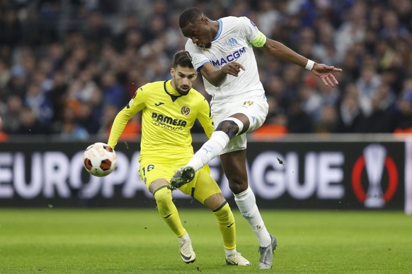 epa11205127 Geoffrey Kondogbia (R) of Olympique Marseille and Alex Baena (L) of Villarreal in action during the UEFA Europa League Round of 16 first leg soccer match between Olympique Marseille and Vi ...