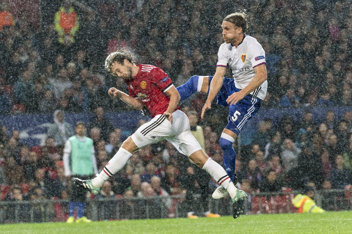 epa06200814 Manchester United's Daley Blind (L) in action against Basel's Michael Lang during the UEFA Champions League soccer match between Manchester United and FC Basel 1893 at the Old Tr ...