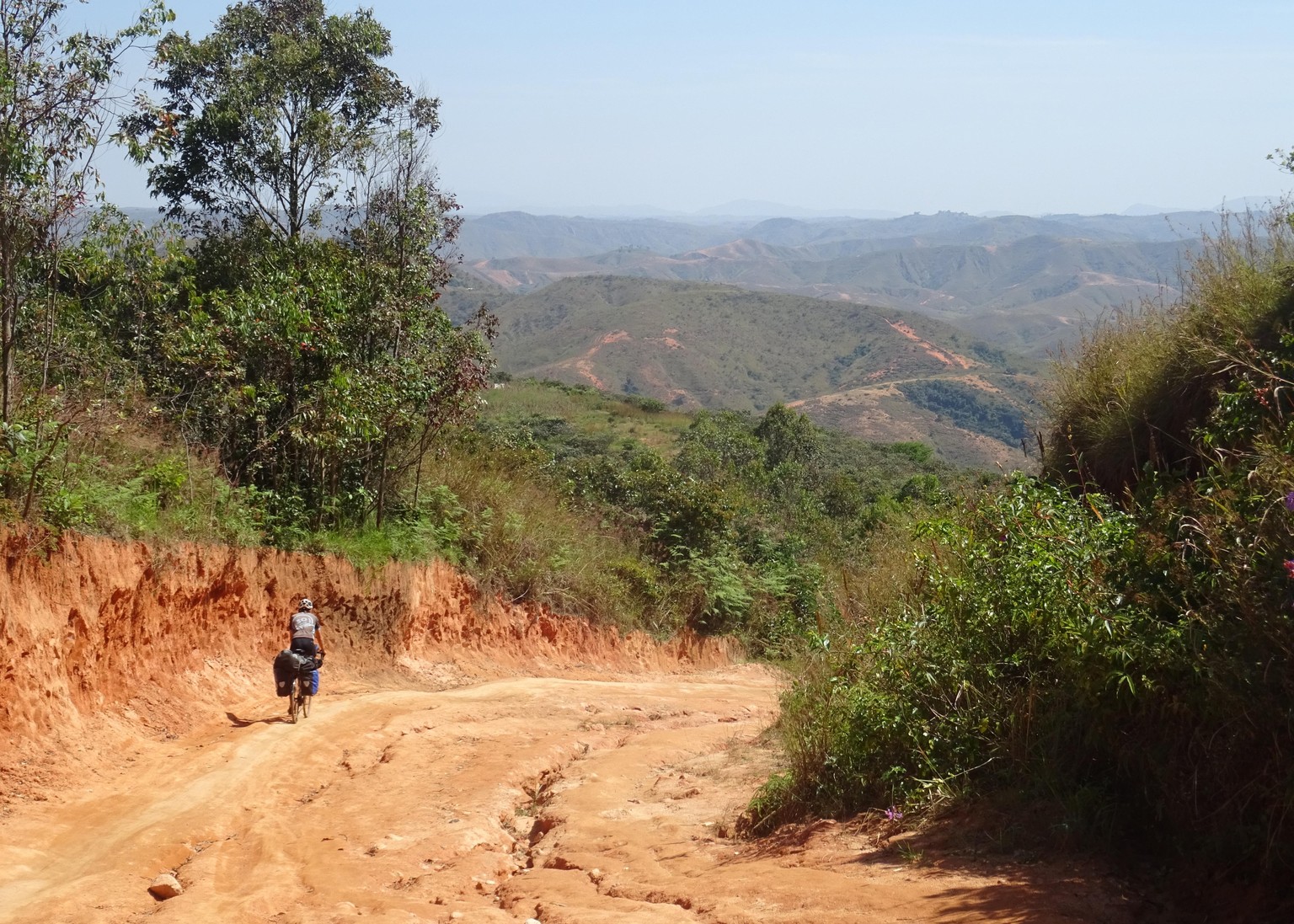 Bild 31
Nigeria, nach Gembu im Taraba State (16.11.2019):
Diese Grenzstrasse von Gembu in Nigeria nach Kamerun wird tatsächlich mit kleineren Lastwagen
befahren. Wir empfanden die Strasse eher als ein ...