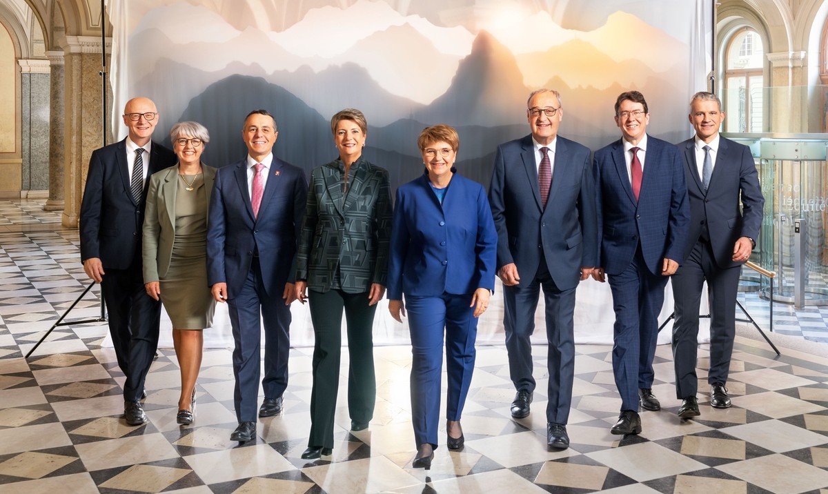 Das offizielle Bundesratsfoto 2024. Fotografiert im Bundeshaus Ost.Das Bildkonzept wurde entwickelt von der Fotografin Sina Guntern, dabei war das Motto wie folgt von der anstehenden Bundespräsidenti ...