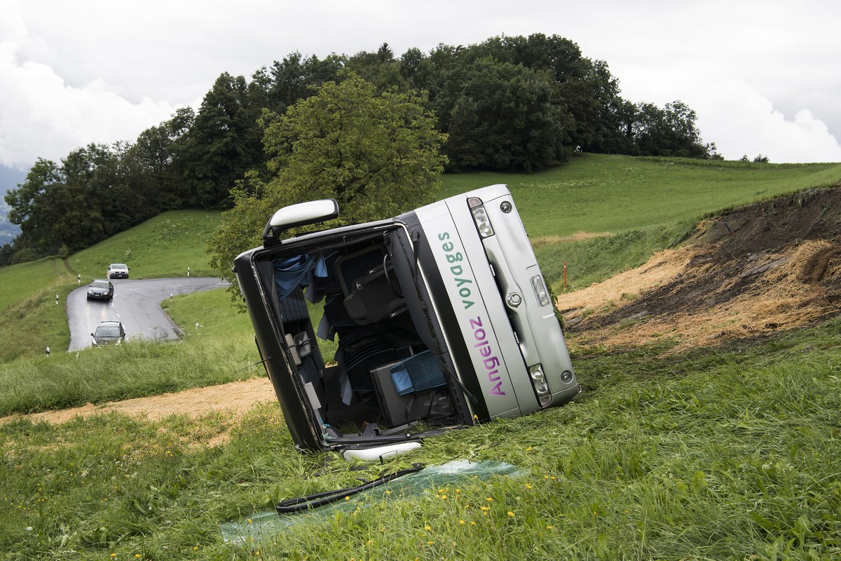 Un car est sortie de la route et il s'est renverse dans un talus sur la route en direction de Villars ce vendredi 5 aout 2016 entre Les Combes et Huemoz. (KEYSTONE/Jean-Christophe Bott)

ACHTUNG  ...
