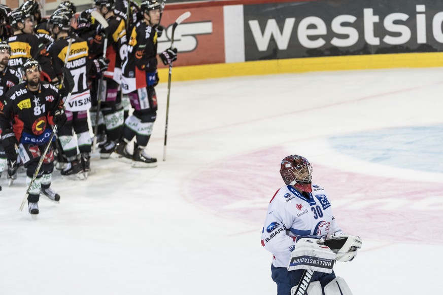 ZSC Goalie Lukas Flueeler, rechts, verlaesst das Eis, nachdem er das 4:3 in der Overtime kassiert hat, im Eishockey-Meisterschaftsspiel der National League zwischen dem SC Bern und den ZSC Lions, am F ...