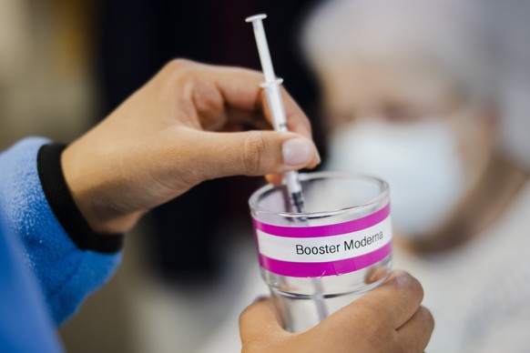 ARCHIVBILD ZUR MELDUNG, DASS DIE BOOSTER-IMPFUNG BALD AUCH FUER UNTER 65-JAEHRIGE MOEGLICH SEIN SOLL, AM DIENSTAG, 16. NOVEMBER 2021 - Eine Pflegefachfrau HF haelt eine spritze mit einer Covid-19 Mode ...