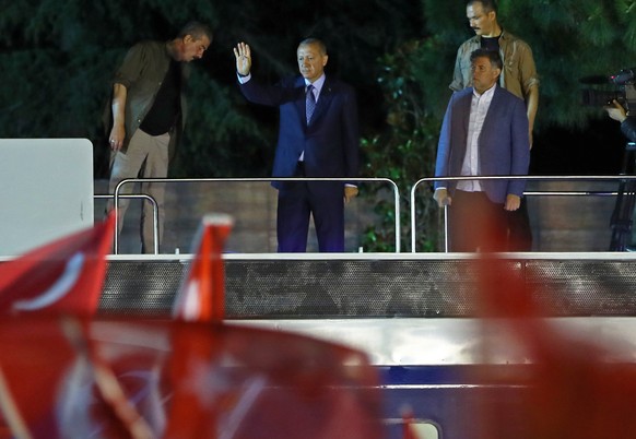 epa06837691 Turkish President Recep Tayyip Erdogan (C) speaks to his supporters in front of his palace after closing voting for the Turkish presidential and parliamentary elections in front of Erdogan ...