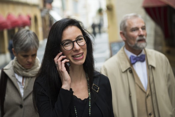 Celine Vara, centre, candidate elue pour le Conseil aux Etats pour le parti Les Verts reagit en compagnie des membres des verts lors des elections federales 2019 dans le canton de Neuchatel ce dimanch ...