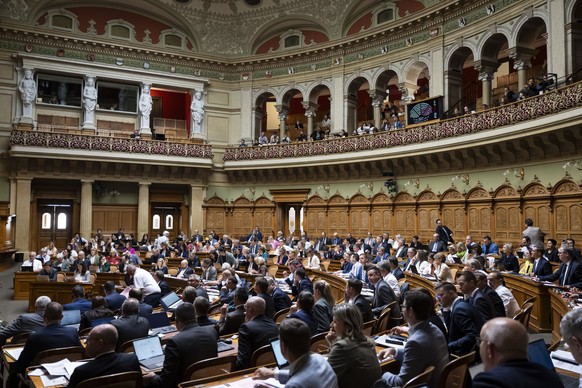 Parlamentarier debattieren waehrend der Herbsession der Eidgenoessischen Raete, am Donnerstag, 18. September 2025 im Nationalrat in Bern. (KEYSTONE/Anthony Anex)