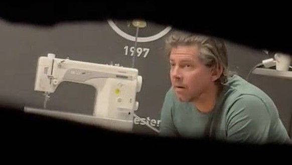 Video som angivelig viser norsk hoppjuks Trondheim 20250308. En video publisert pa X skal angivelig bevise at det norske laget har jukset med hoppdressene sine for den individuelle hoppkonkurransen i ...
