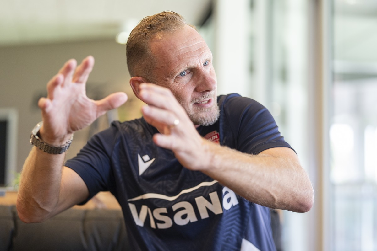 Cheftrainer des FC Thun Mauro Lustrinelli gestikuliert waehrend eines Interviews, am Dienstag, 22. Juli 2025 in Thun. (KEYSTONE/Til Buergy)