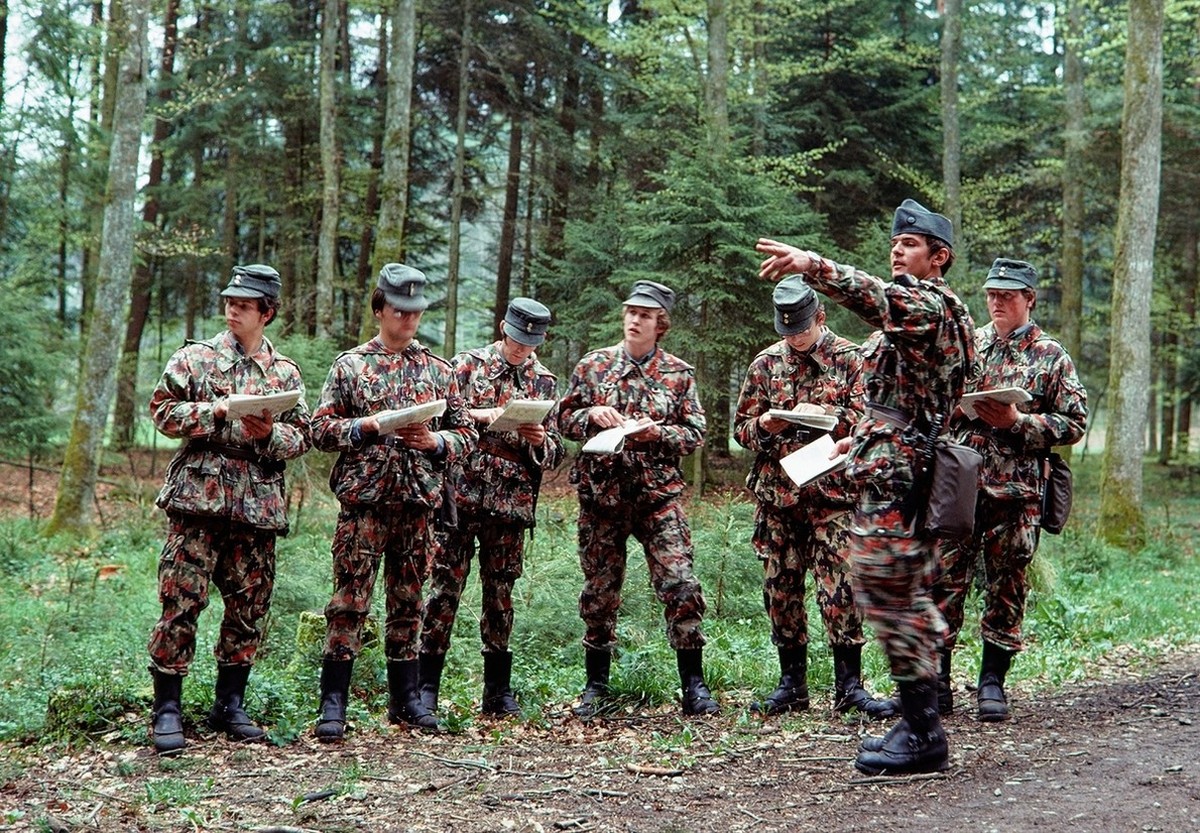 Recrues lors d’une formation à la lecture des cartes, vers 1995.
https://www.historic.admin.ch/media/image/e6d3a993-5310-4f84-ac9c-f9b7e9b14833