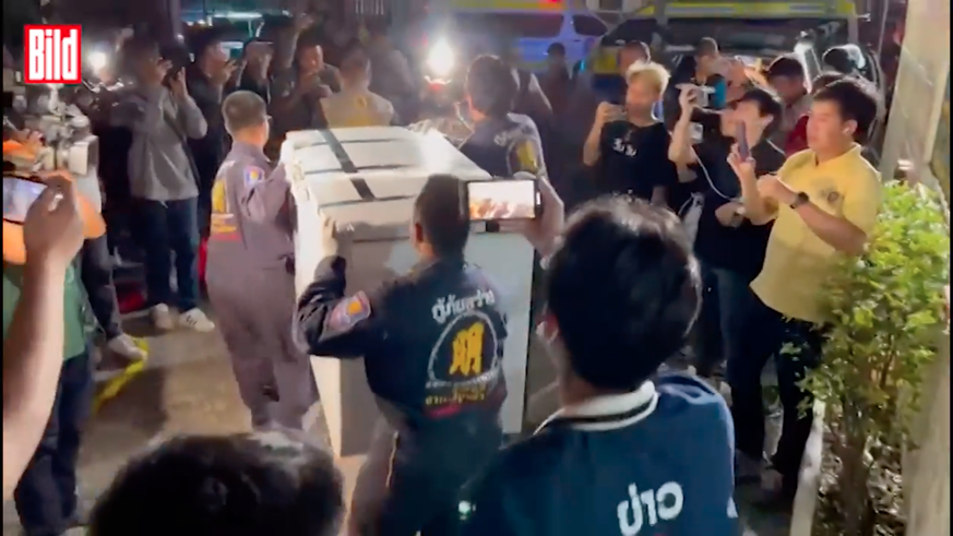 Hier wird die Tiefkühltruhe mit dem erkalteten Hans-Peter Mack von der thailändischen Polizei abtransportiert