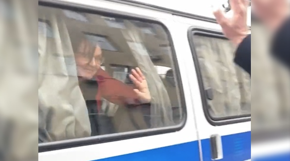 Abfahrt ins Gefängnis: Julia Galyamina wird mitgenommen zu ihrer 30-tägigen Haft, nachdem sie zu einer Anti-Kriegs-Kundgebung aufgerufen hatte.