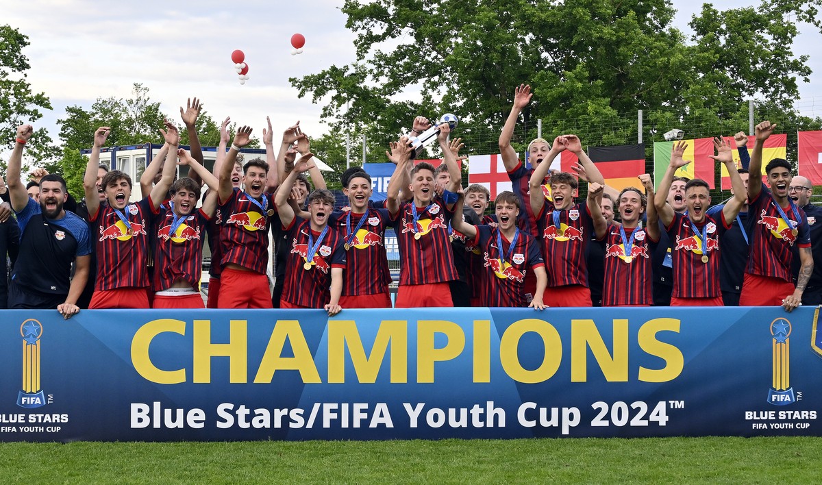 Die Salzburger jubeln nach dem Sieg im Finalspiel FC Zuerich gegen Red Bull Salzburg beim Blue Stars/FIFA Youth Cup in Zuerich am Donnerstag, 9. Mai 2024. (KEYSTONE/Walter Bieri )