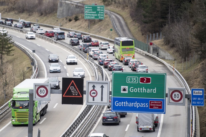 Der Osterreiseverkehr staut sich vor dem Gotthard-Tunnel zwischen Goeschenen und Erstfeld bei Wassen auf der A2 in Richtung Sueden auf mehrere Kilometer Laenge, am Freitag, 30. Maerz 2018. (KEYSTONE/U ...