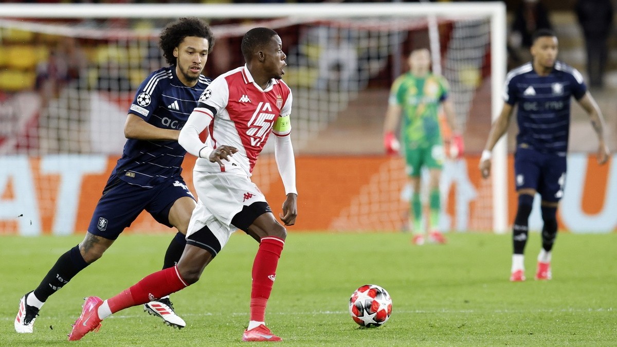 epa11842576 Denis Zakaria (R) of AS Monaco and Boubacar Kamara (L) of Aston Villa in action during the UEFA Champions League soccer match between AS Monaco and Aston Villa, at Stade Louis II, in Monac ...