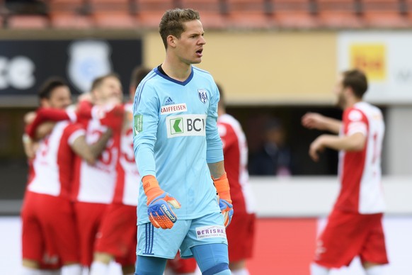 Le gardien lausannois Thomas Castella, centre, montre sa deception alors que les joueurs bernois celebrent le premier but, droite, lors de la rencontre de football de Super League entre le FC Lausanne ...