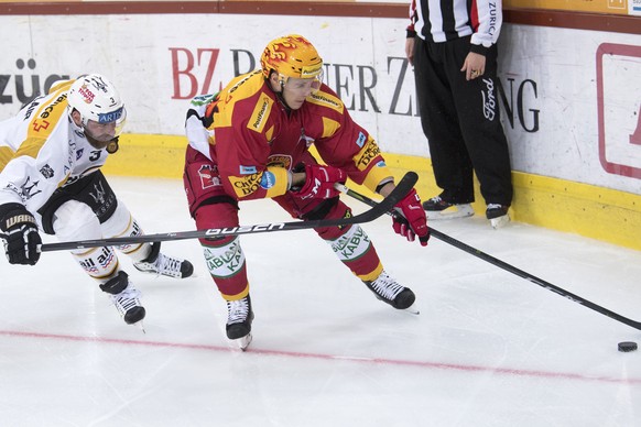 Tigers Topscorer Antti Erkinjuntti, rechts, kaempft um den Puck, gegen Luganos Julien Vauclaire, links, waehrend dem Meisterschaftsspiel der National League, zwischen den SCL Tigers und dem HC Lugano, ...