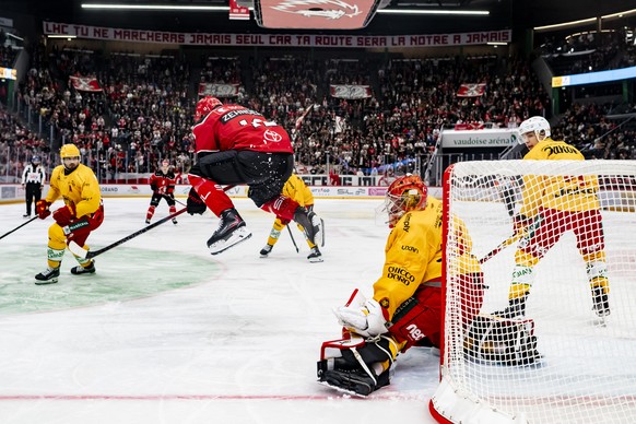 Yannick Zehnder (LHC), gauche, lutte pour le puck avec le gardien Luca Boltshauser (SCL), droite, lors du match de championnat suisse de hockey sur glace de National League, entre Lausanne HC et SCL T ...