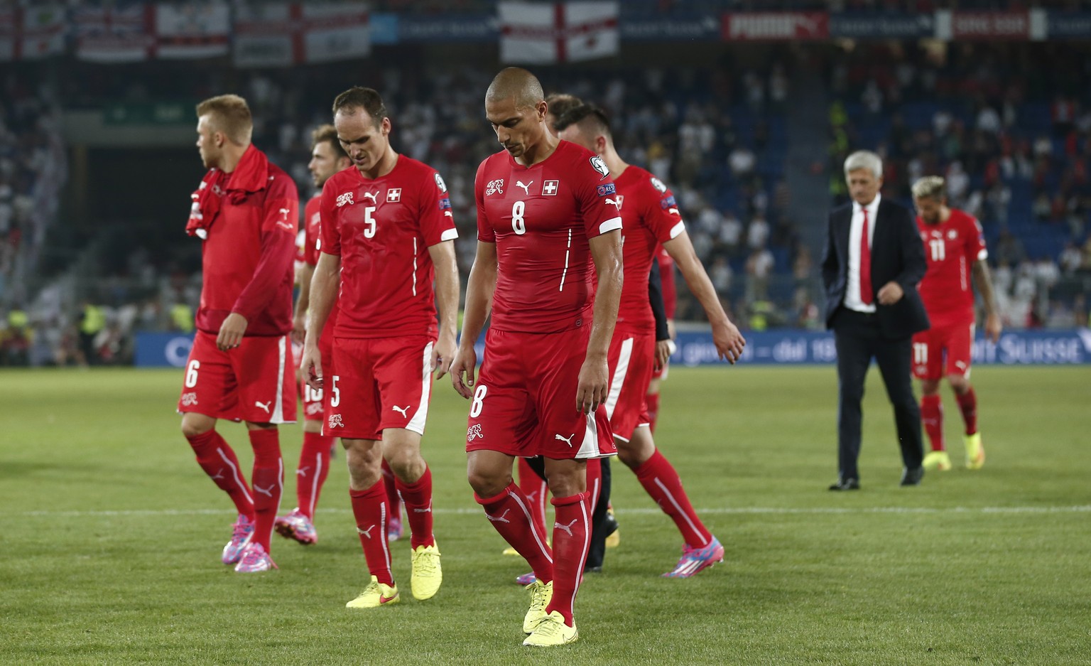 Die Schweizer Spieler schleichen als Verlierer vom Platz.