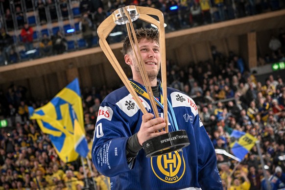 epaselect epa11050610 Davos&#039; Enzo Corvi celebrate with the trophy after winning the final game between Switzerland&#039;s HC Davos and HC Dynamo Pardubice, at the 95th Spengler Cup ice hockey tou ...