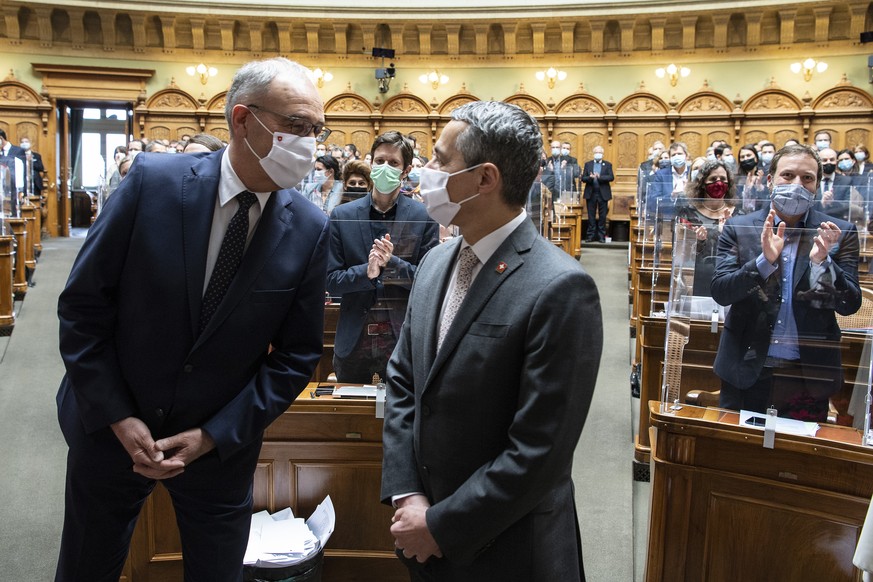 Der neu gewaehlte Bundespraesident Guy Parmelin, links, und Bundesvizepraesident Ignazio Cassis freuen sich ueber ihre Wahl an der Wintersession der Eidgenoessischen Raete, am Mittwoch, 9. Dezember 20 ...