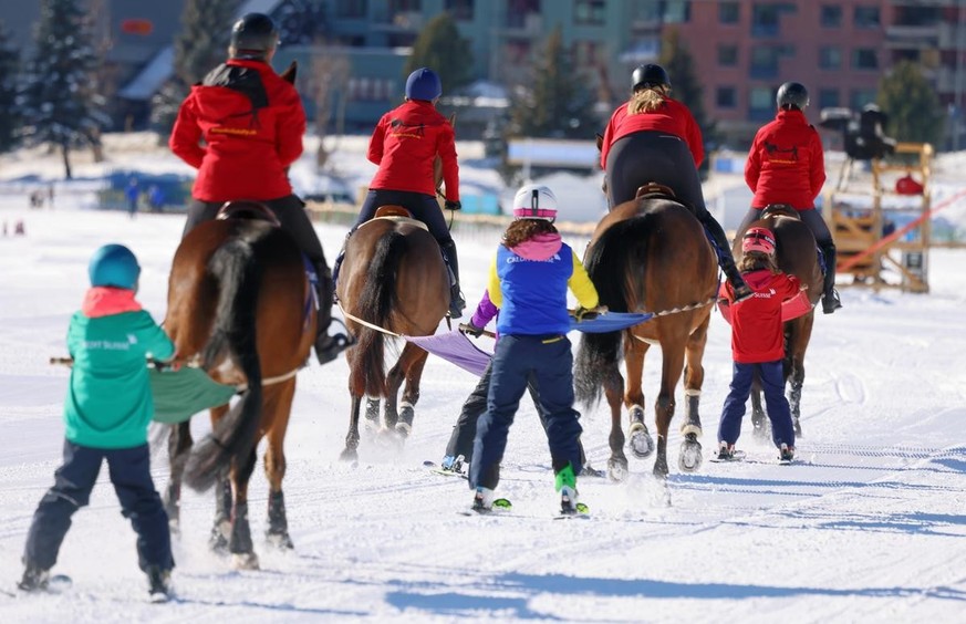 ST. MORITZ. 5FEB22 - Promenade der kleinen Gladiatoren... Mut und skifahrerisches Koennen benoetigen Kinder und Jugendliche beim berittenen Skikjoering. Wird ein Fahrer spaeter auch bei den Erwachsene ...