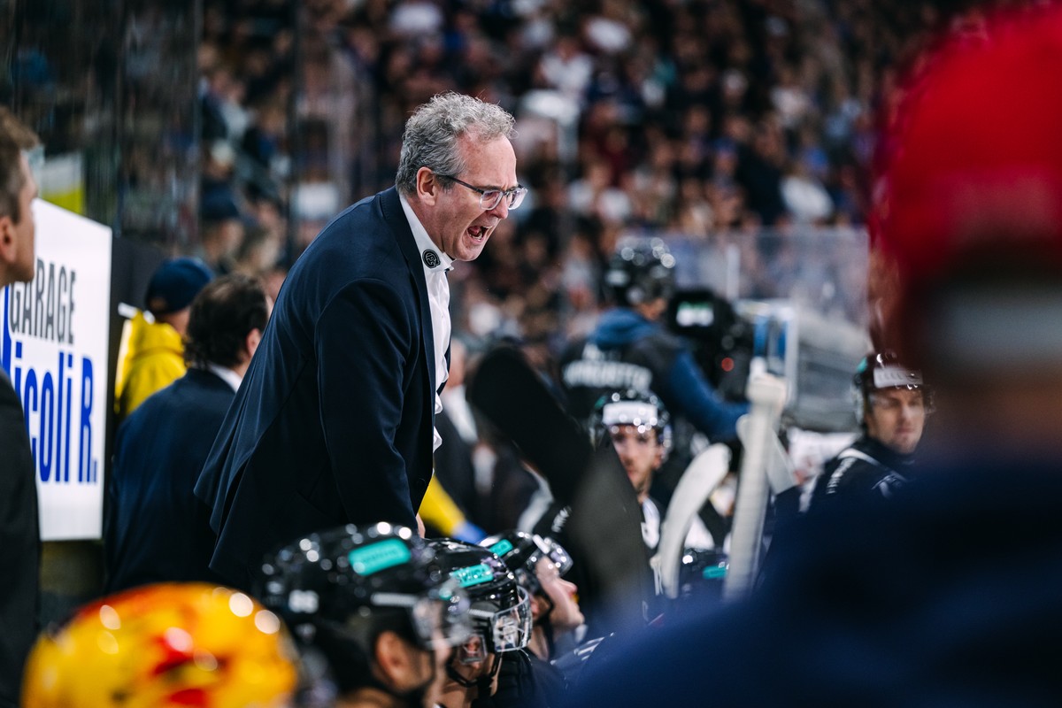 L'entraineur Patrick Emond (HCFG), lors du match du championnat suisse de hockey sur glace de National League entre le HC Fribourg Gotteron et les Geneve Servette HC, ce mardi 1er octobre 2024 a  ...