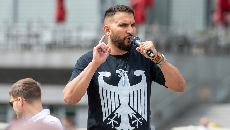 ARCHIV - 04.07.2020, Berlin: Attila Hildmann, Kochbuchautor und Anti-Corona-Aktivist, spricht nach einem Autokorso bei einer Kundgebung gegen Corona-Einschr