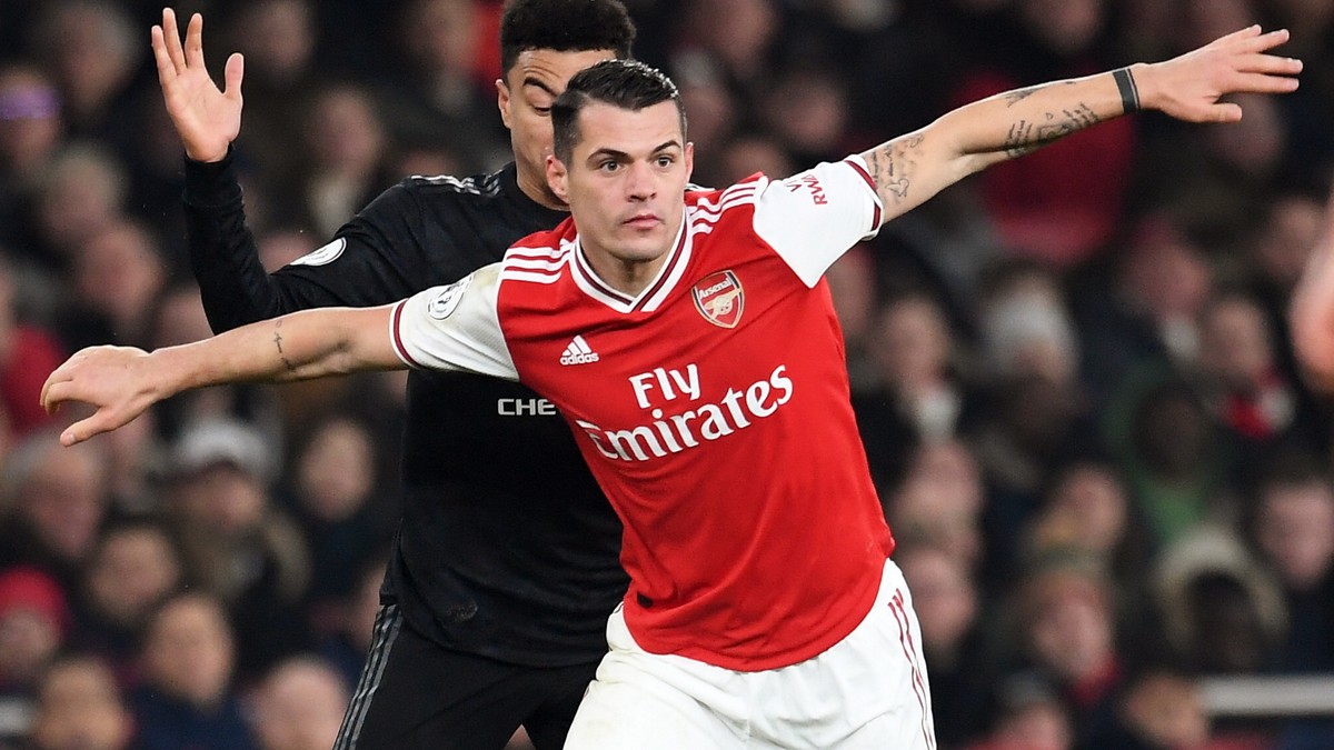 epa08098289 Arsenal's Granit Xhaka (R) wins the ball against Manchester United's Jesse Lingard (L) during the English Premier league soccer match between Arsenal and Manchester United held a ...